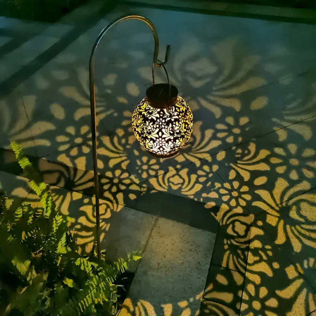 "Wetterfeste LED Solar-Hängeleuchte: Robuste Außenlampe mit Solarpanel, schmückt den Garten mit stimmungsvollem Lichtspiel."