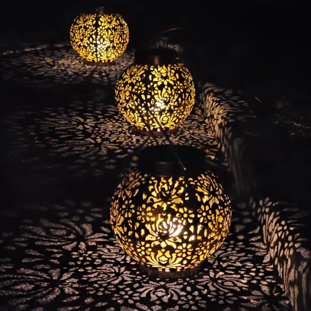 "Wetterfeste LED Solar-Hängeleuchte: Robuste Außenlampe mit Solarpanel, schmückt den Garten mit stimmungsvollem Lichtspiel."