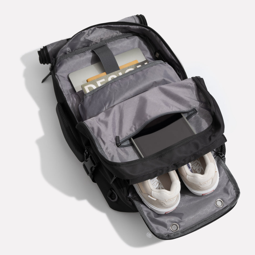"Wetterfester, wandelbarer Unisex-Reiserucksack mit vielfältigen Fächern, gezeigt in Grau, vorneansicht"