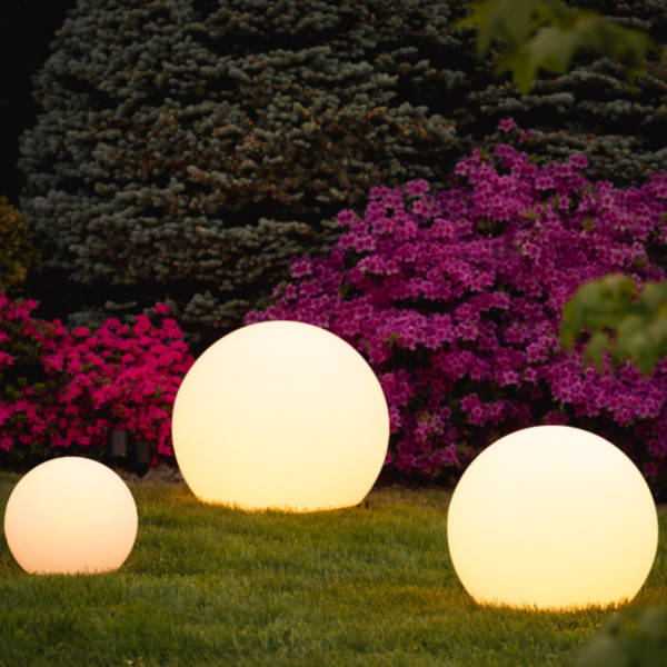 "Wetterfestes LED Gartenlicht, kugelförmig, 16 Farben, Fernbedienung, stilvolle Beleuchtung für Terrasse & Garten."