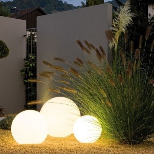 "Wetterfestes LED Gartenlicht, kugelförmig, 16 Farben, Fernbedienung, stilvolle Beleuchtung für Terrasse & Garten."