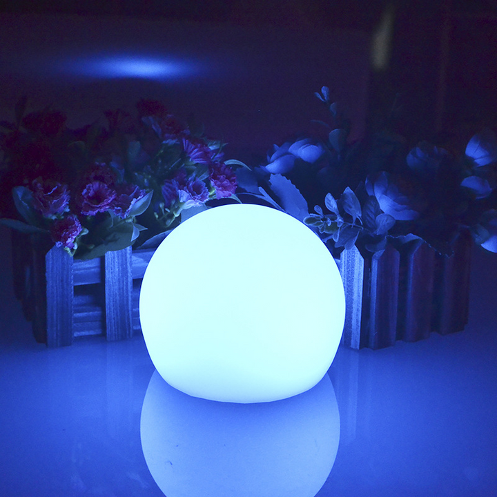 "Wetterfestes LED Gartenlicht, kugelförmig, 16 Farben, Fernbedienung, stilvolle Beleuchtung für Terrasse & Garten."