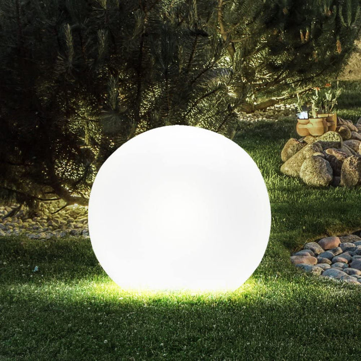 "Wetterfestes LED Gartenlicht, kugelförmig, 16 Farben, Fernbedienung, stilvolle Beleuchtung für Terrasse & Garten."