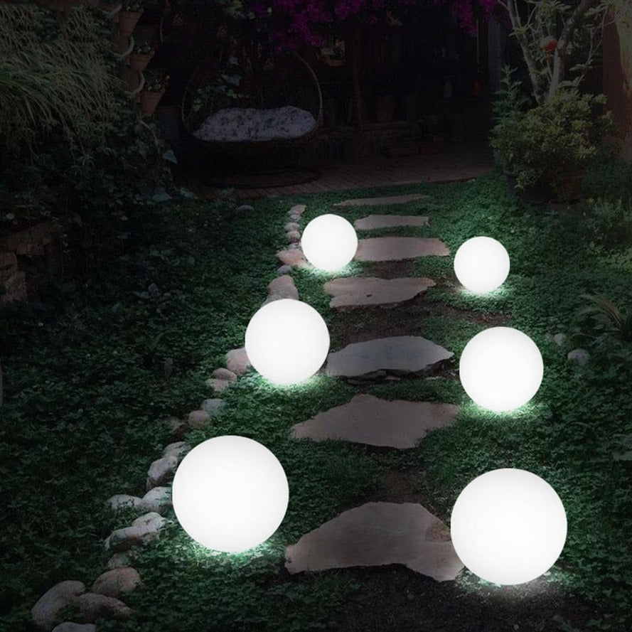 "Wetterfestes LED Gartenlicht, kugelförmig, 16 Farben, Fernbedienung, stilvolle Beleuchtung für Terrasse & Garten."