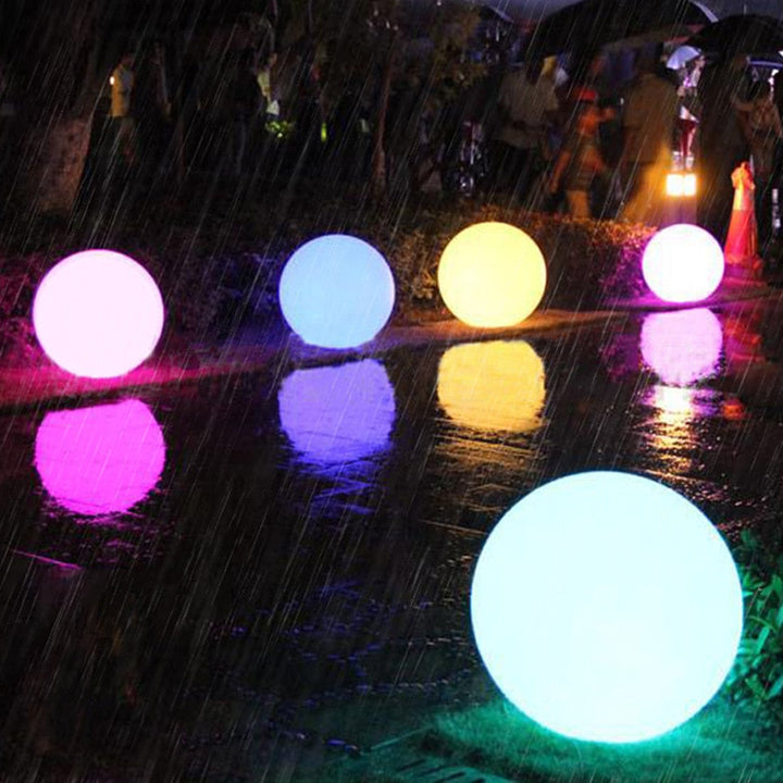 "Wetterfestes LED Gartenlicht, kugelförmig, 16 Farben, Fernbedienung, stilvolle Beleuchtung für Terrasse & Garten."