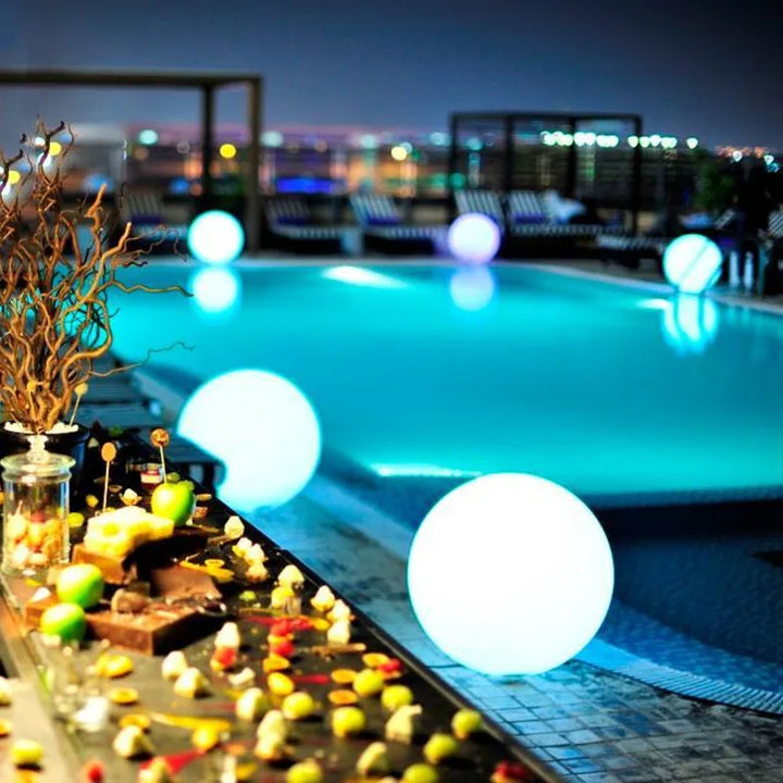 "Wetterfestes LED Gartenlicht, kugelförmig, 16 Farben, Fernbedienung, stilvolle Beleuchtung für Terrasse & Garten."