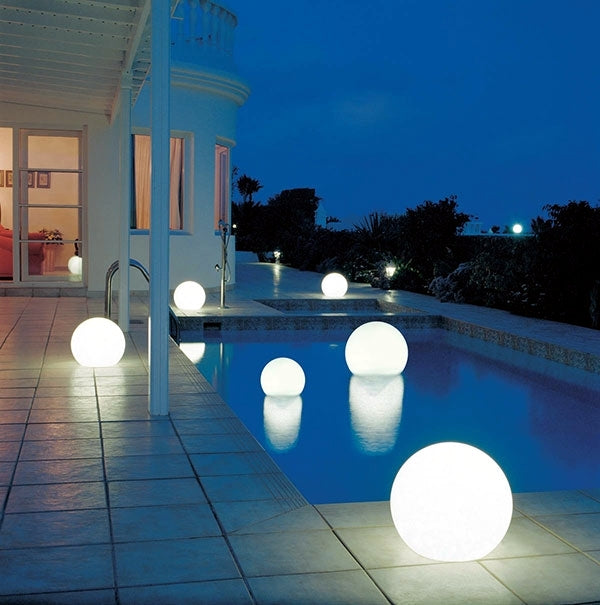 "Wetterfestes LED Gartenlicht, kugelförmig, 16 Farben, Fernbedienung, stilvolle Beleuchtung für Terrasse & Garten."