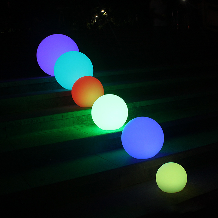 "Wetterfestes LED Gartenlicht, kugelförmig, 16 Farben, Fernbedienung, stilvolle Beleuchtung für Terrasse & Garten."