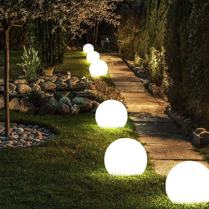 "Wetterfestes LED Gartenlicht, kugelförmig, 16 Farben, Fernbedienung, stilvolle Beleuchtung für Terrasse & Garten."