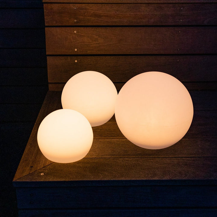 "Wetterfestes LED Gartenlicht, kugelförmig, 16 Farben, Fernbedienung, stilvolle Beleuchtung für Terrasse & Garten."