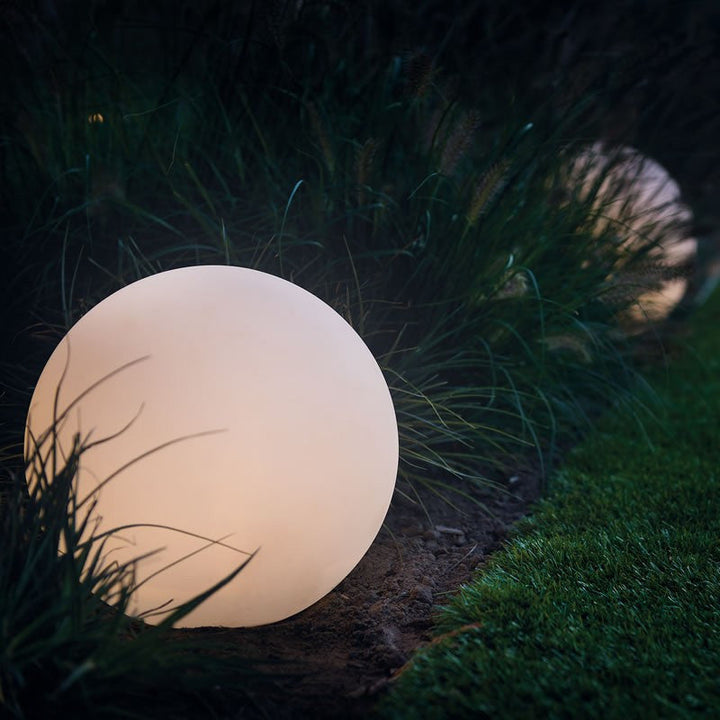 "Wetterfestes LED Gartenlicht, kugelförmig, 16 Farben, Fernbedienung, stilvolle Beleuchtung für Terrasse & Garten."