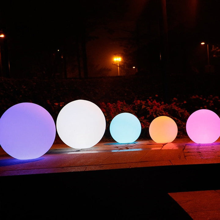 "Wetterfestes LED Gartenlicht, kugelförmig, 16 Farben, Fernbedienung, stilvolle Beleuchtung für Terrasse & Garten."