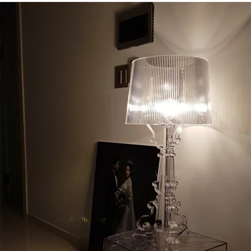 "Zarie verstellbare Tischlampe aus Acryl im modernen Barockdesign, höhenverstellbar, ideal als stylisches Wohnaccessoire."