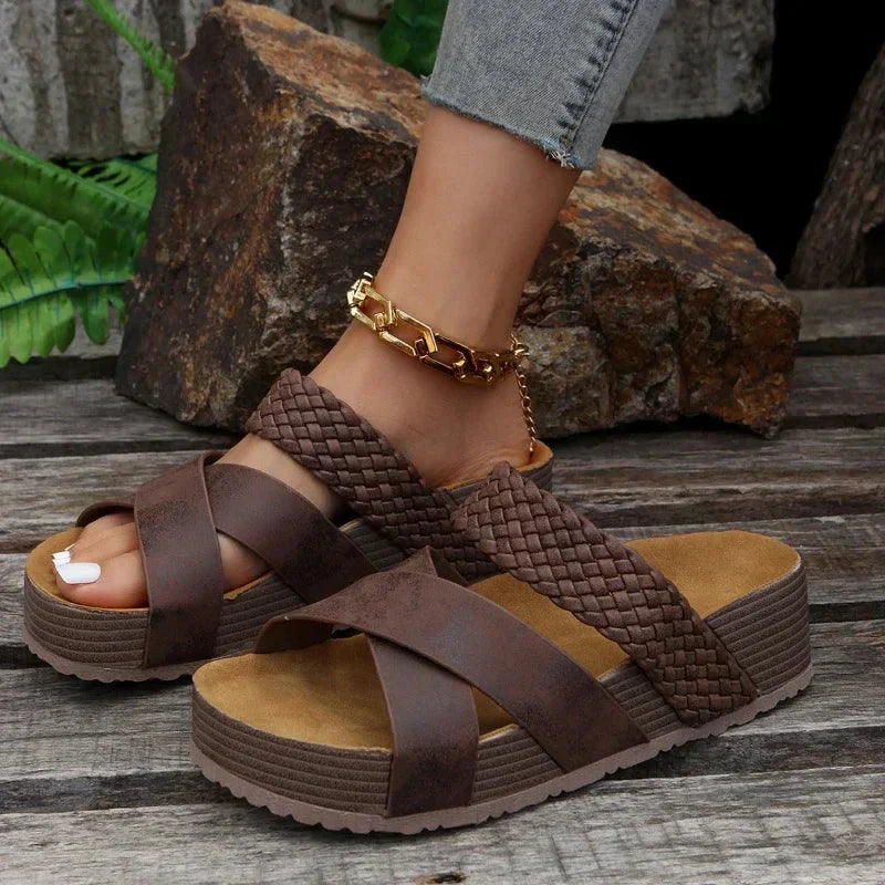 Zeitlose orthopädische Sandalen zeigen Komfort und Eleganz in Braun, Schlangendruck, Schwarz und Weiß für anspruchsvolle Träg