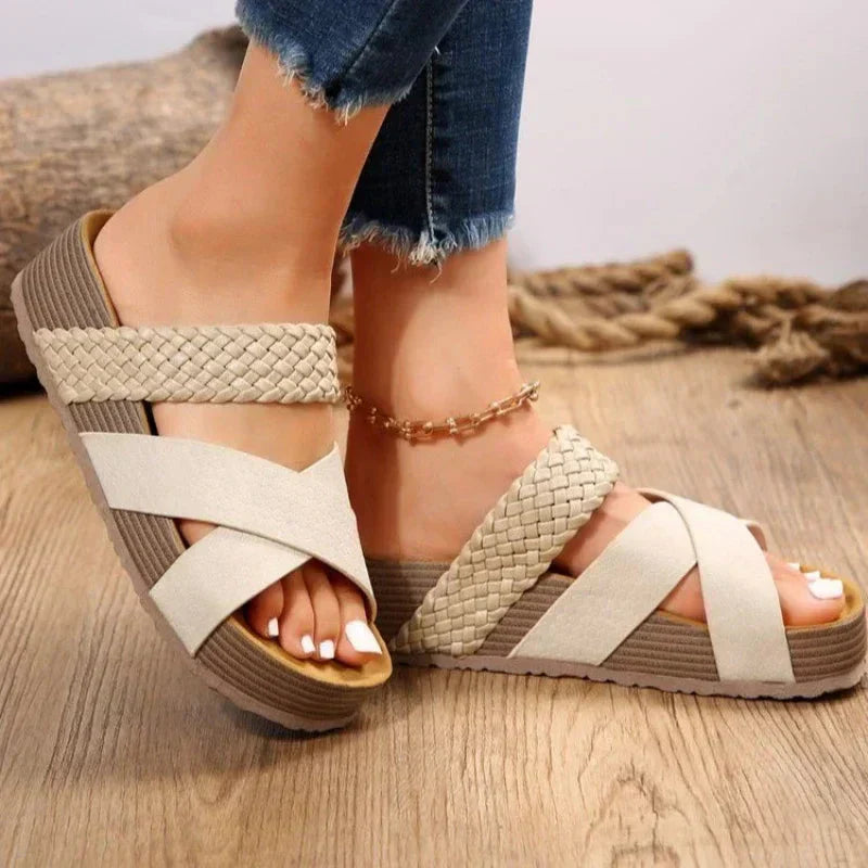 Zeitlose orthopädische Sandalen zeigen Komfort und Eleganz in Braun, Schlangendruck, Schwarz und Weiß für anspruchsvolle Träg