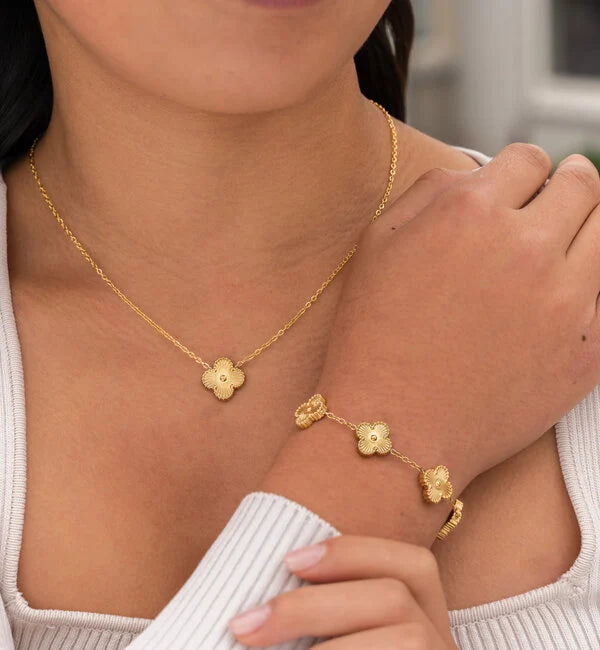 "Zeitloser Aurora Klaverset Schmuck aus vergoldetem Silber in luxuriöser Box, ideal für festliche Anlässe."