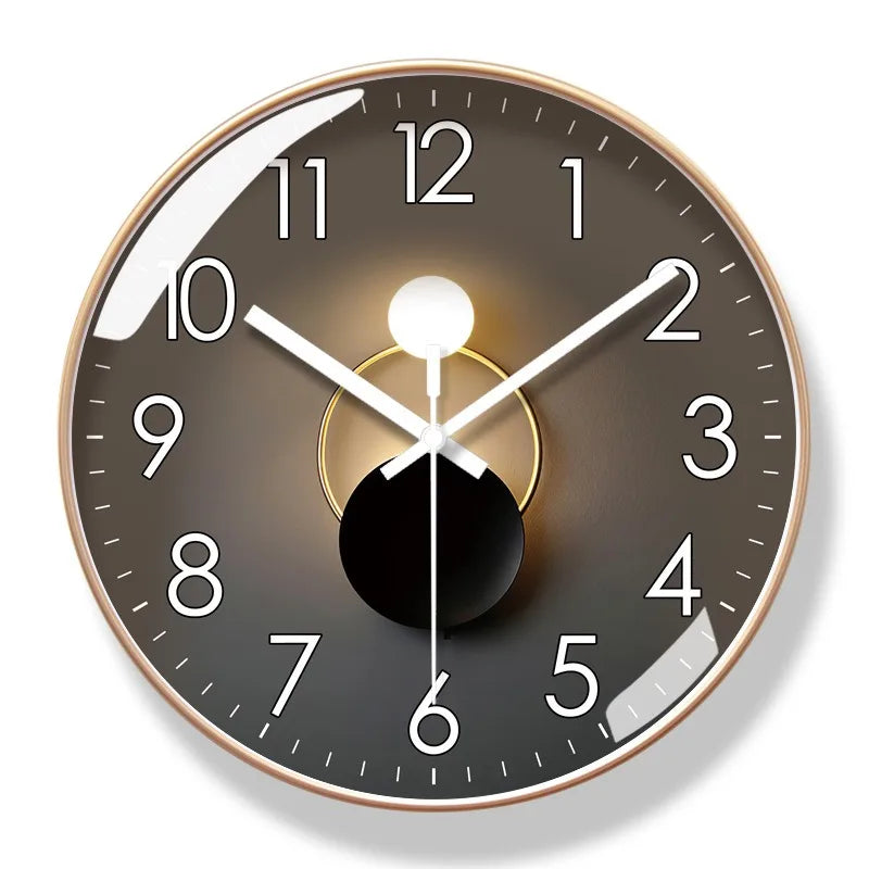 "ZeitSchön Designer Wanduhr, elegantes Design in Schwarz, kreisförmig, aus Kunststoff und Glas, für stilvolle Innenräume."