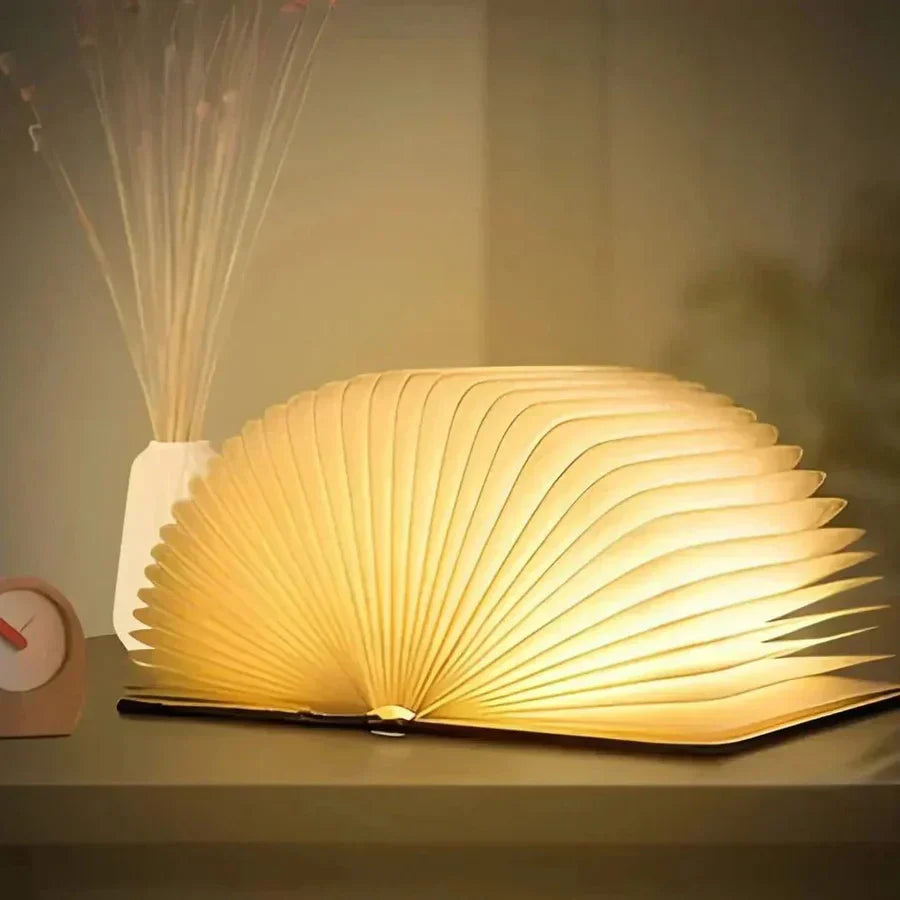 "Zusammenklappbare LED-Buchlampe in Holzoptik, entfaltet wie Märchenbuch, warmes Licht, ideal für Leselampen und Dekoration."