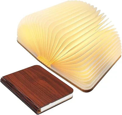 "Zusammenklappbare LED-Buchlampe in Holzoptik, entfaltet wie Märchenbuch, warmes Licht, ideal für Leselampen und Dekoration."