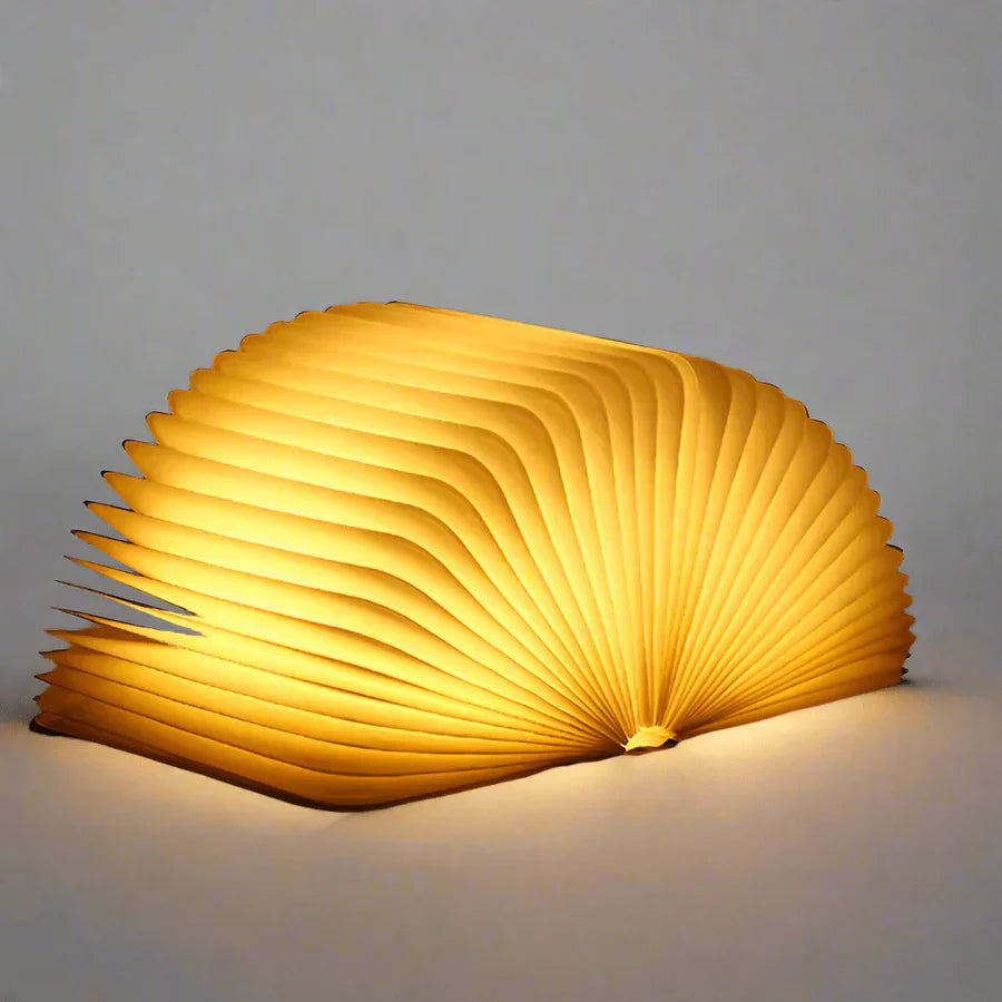 "Zusammenklappbare LED-Buchlampe in Holzoptik, entfaltet wie Märchenbuch, warmes Licht, ideal für Leselampen und Dekoration."