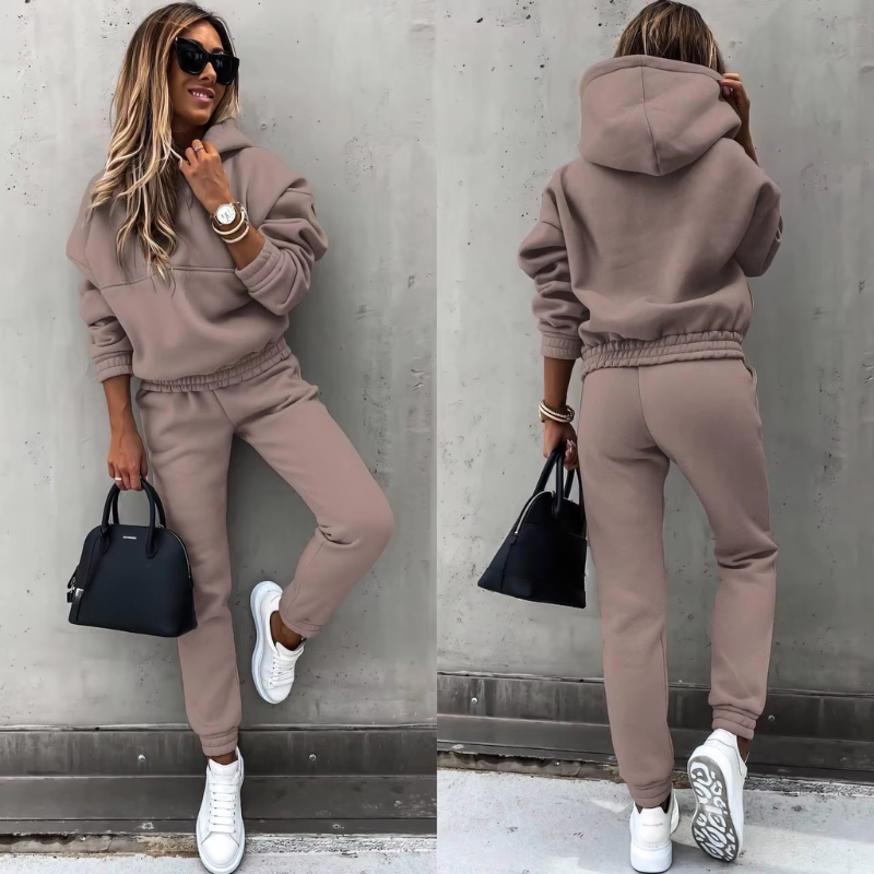 Zweiteiliges Damen-Trainingsset, sportlich und bequem, in stilvollem, modernen Design für vielseitige Outfit-Kombinationen.
