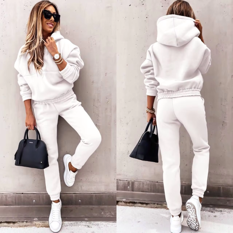 Zweiteiliges Damen-Trainingsset, sportlich und bequem, in stilvollem, modernen Design für vielseitige Outfit-Kombinationen.