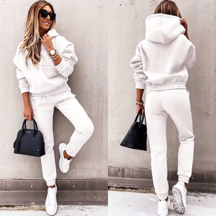 Zweiteiliges Damen-Trainingsset, sportlich und bequem, in stilvollem, modernen Design für vielseitige Outfit-Kombinationen.