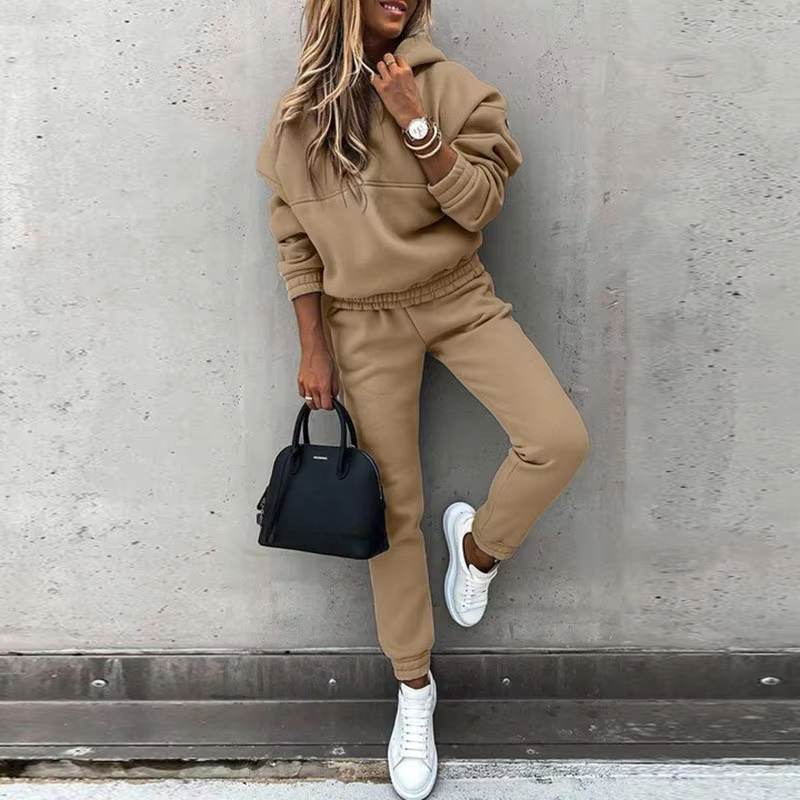 Zweiteiliges Damen-Trainingsset, sportlich und bequem, in stilvollem, modernen Design für vielseitige Outfit-Kombinationen.