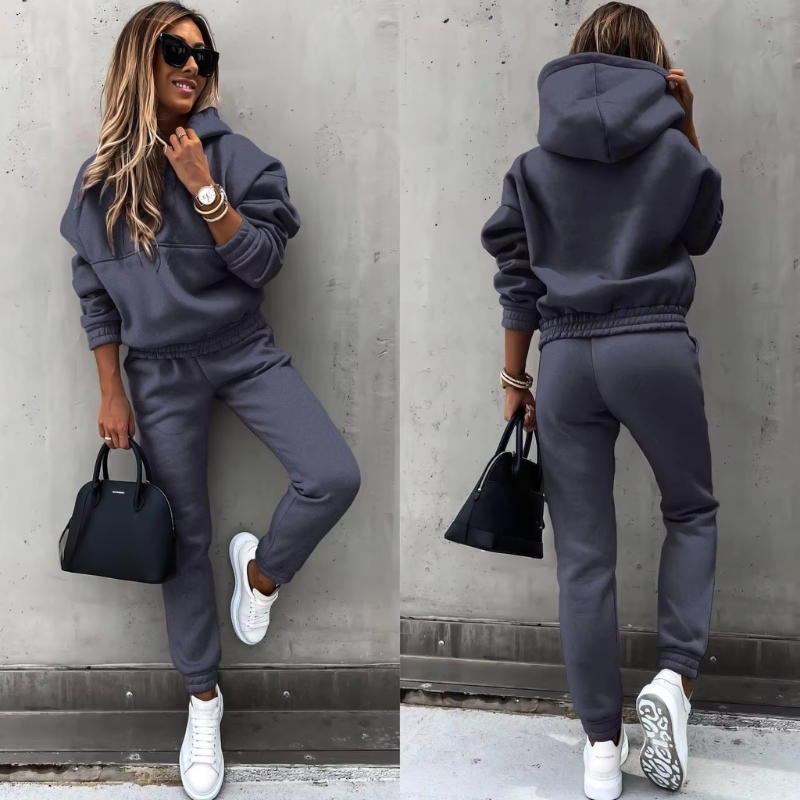 Zweiteiliges Damen-Trainingsset, sportlich und bequem, in stilvollem, modernen Design für vielseitige Outfit-Kombinationen.