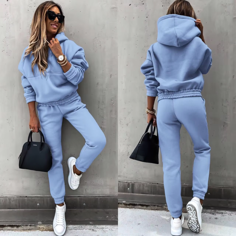 Zweiteiliges Damen-Trainingsset, sportlich und bequem, in stilvollem, modernen Design für vielseitige Outfit-Kombinationen.