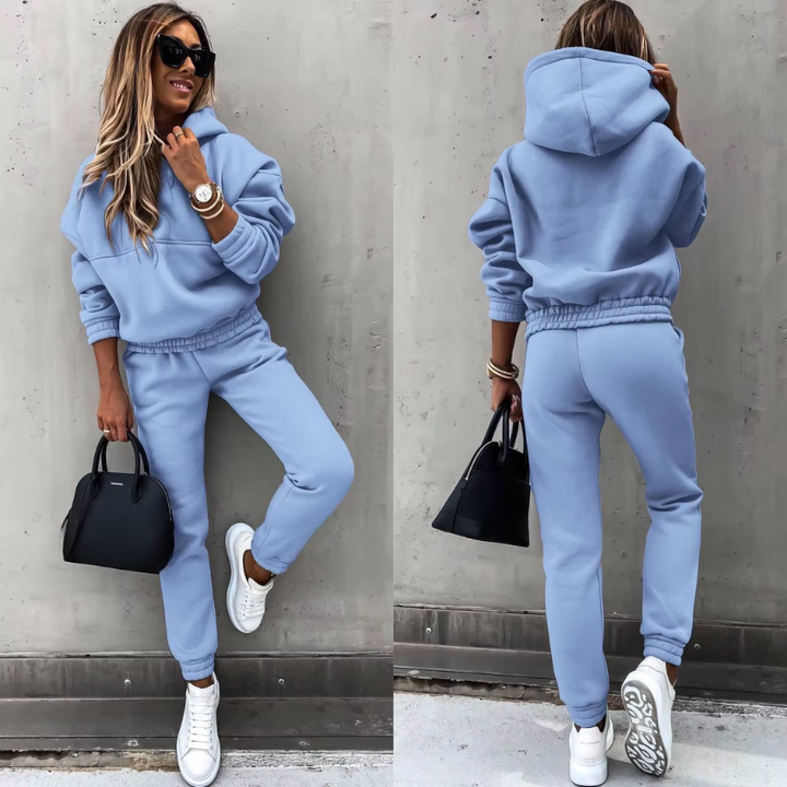 Zweiteiliges Damen-Trainingsset, sportlich und bequem, in stilvollem, modernen Design für vielseitige Outfit-Kombinationen.