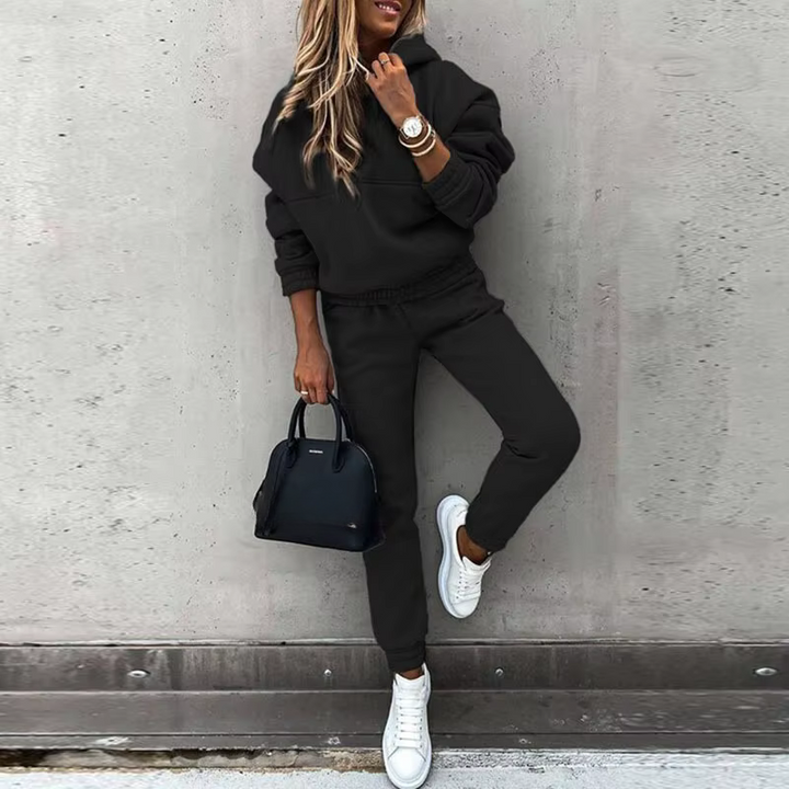 Zweiteiliges Damen-Trainingsset, sportlich und bequem, in stilvollem, modernen Design für vielseitige Outfit-Kombinationen.